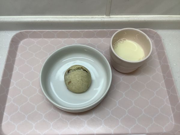《常食》《アレルギー除去食》おやつは、あんこまんじゅうです。