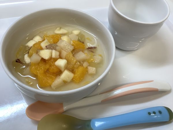 《離乳食後期》おやつは、フルーツポンチです。