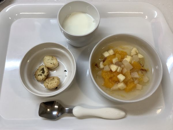 《常食》おやつは、フルーツポンチと青のりラスクです。