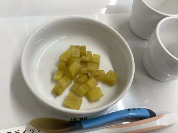 《離乳食後期》おやつは、さつまいも煮です。