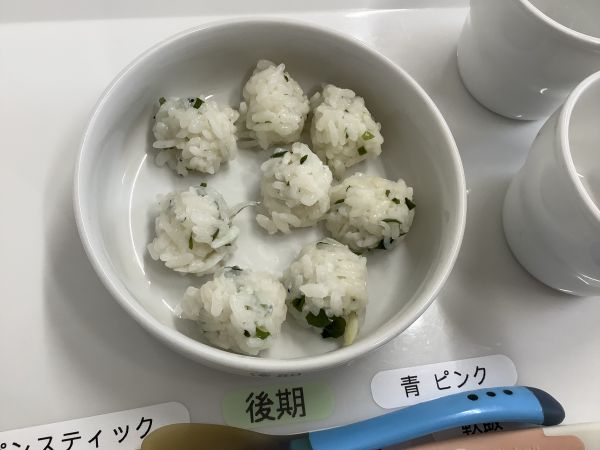 《離乳食後期》おやつは、　わかめ入り軟飯おにぎりです。