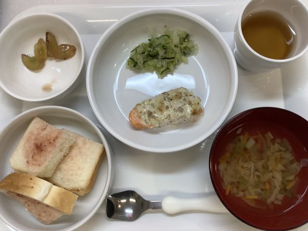 《常食》昼食は、鮭のマッシュルームソースです。