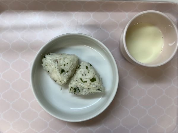 《常食》《アレルギー除去食》おやつは、わかめしらすおにぎりです。