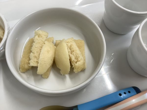 《離乳食後期》おやつは、蒸しパンです。