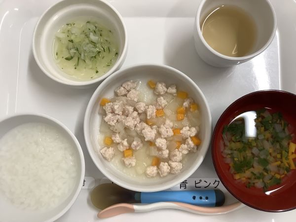 《離乳食中期》昼食は、鶏ひき肉と大根煮です。