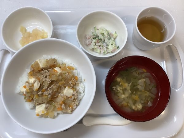《常食》昼食は、麻婆大根丼です。