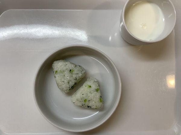 《常食》おやつは、菜飯おにぎりです。