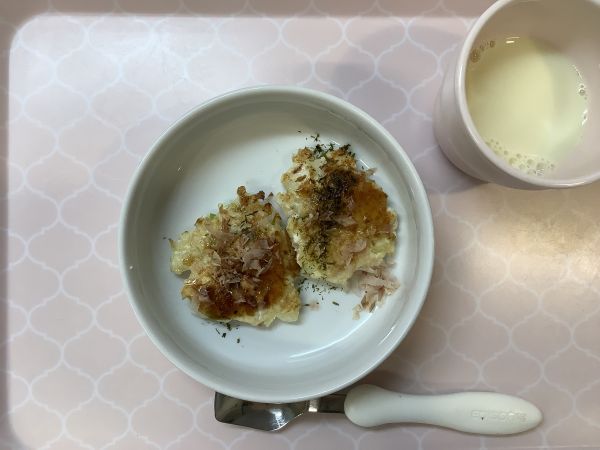 《常食》《アレルギー除去食》おやつは、豆腐とキャベツのお好み焼きです。