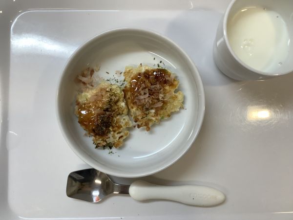 《常食》おやつは、豆腐とキャベツのお好み焼きです。