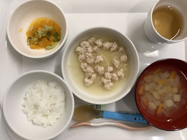 《離乳食中期》鶏ひき肉と玉ねぎ煮です。