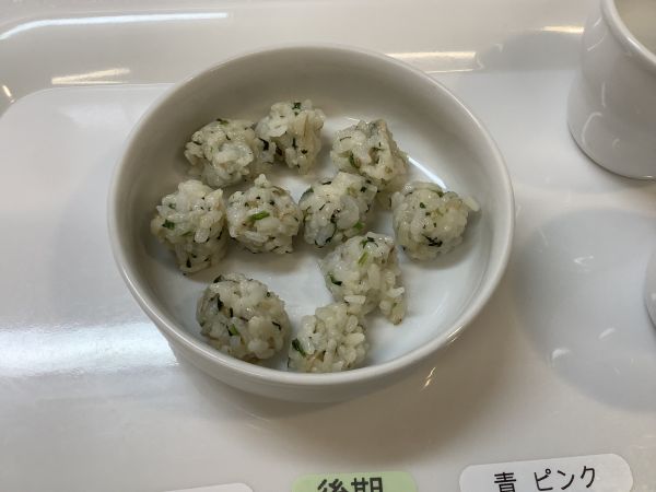 《離乳食後期》ほうれん草おかかおにぎりです。