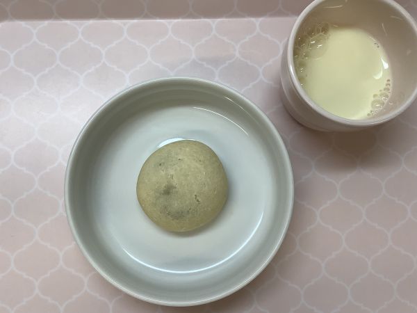 《常食》《アレルギー除去食》おやつは、あんこまんじゅうです。