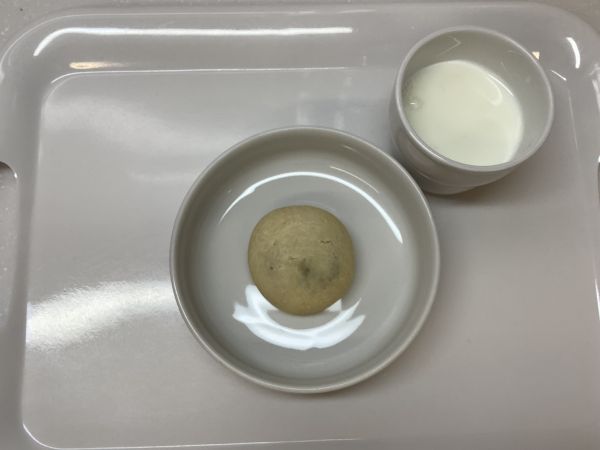 《常食》おやつは、あんこまんじゅうです。