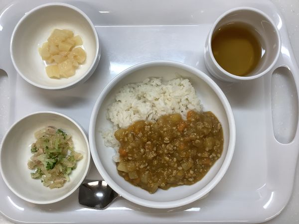 《常食》昼食は、カレーライスです。