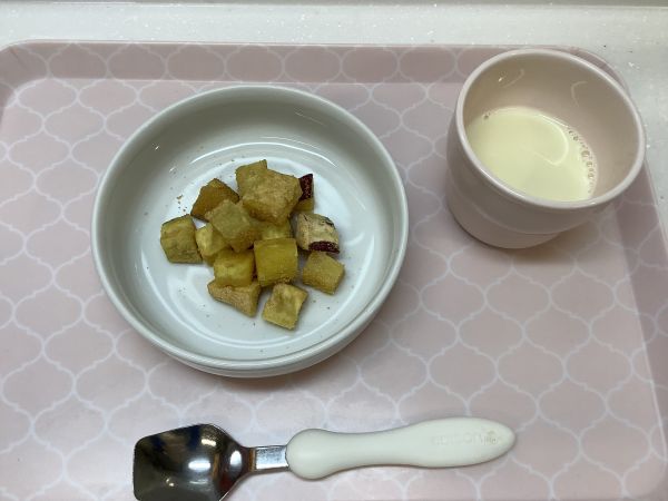 《常食》《アレルギー除去食》おやつは、大学きなこです。