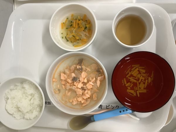 《離乳食中期》大根と鮭の煮物です。