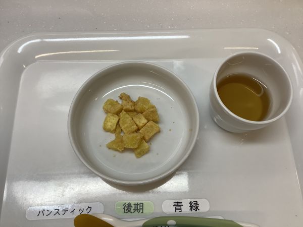 《離乳食後期》おやつは、大学きなこです。