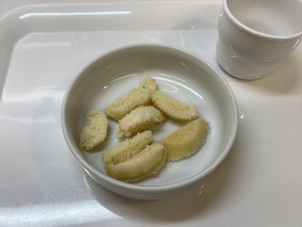 《離乳食後期》おやつは、蒸しパンです。