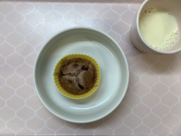 《常食》《アレルギー除去食》おやつは、あずき蒸しパンです。