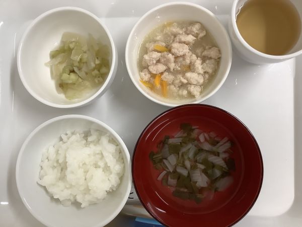 《離乳食中期》鶏ひき肉とにんじん煮です。