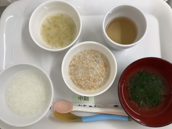 《離乳食中期》昼食は、鶏ひき肉とにんじん煮です。