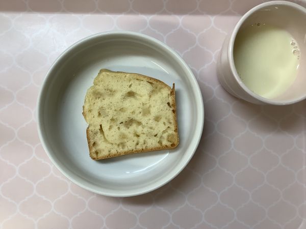 《常食》《アレルギー除去食》おやつは、梨のパウンドケーキです。