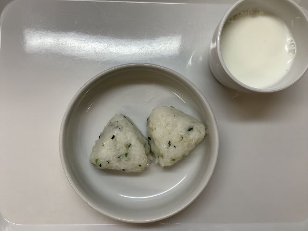 《常食》おやつは、菜飯おにぎりです。