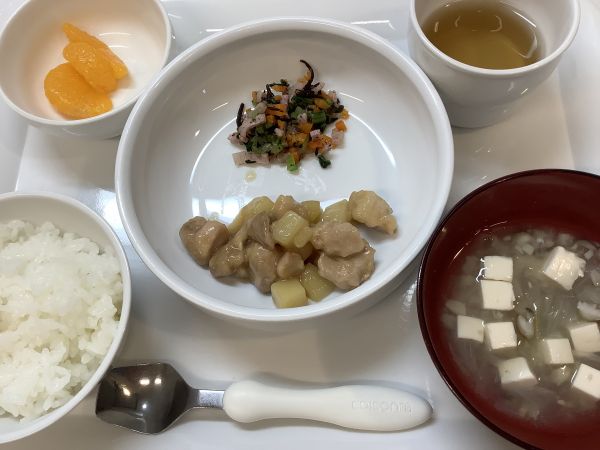 鶏肉とじゃがいもの甘辛煮です《常食》