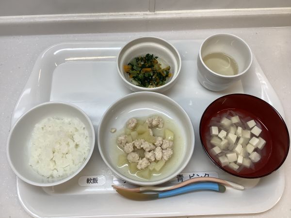 昼食中期鶏肉団子とじゃがいも煮