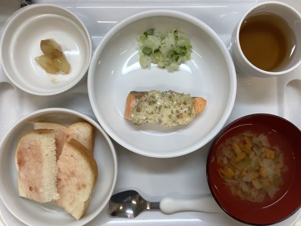 《常食》鮭のマッシュルームソースです。