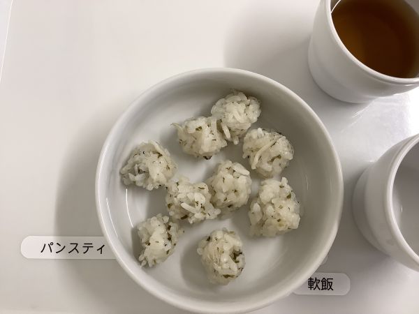 《離乳食完了期》おやつは、わかめしらすおにぎりです。