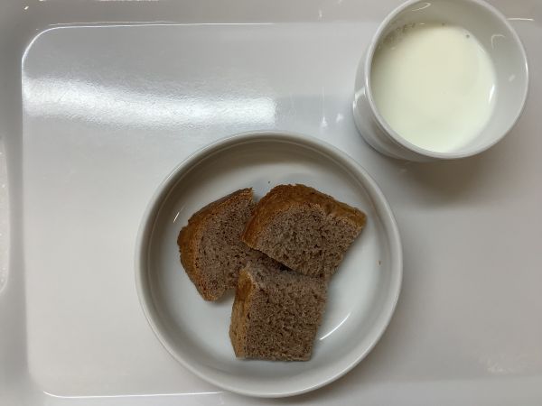 《常食》おやつは、小豆食パンです。