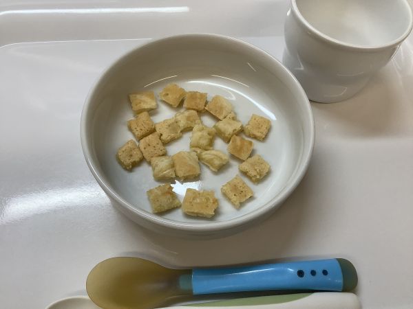 《離乳食後期》おやつは、プレーンパンケーキです。