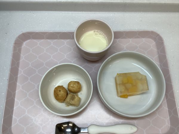 もものゼリーと麩ラスクです《アレルギー除去食》