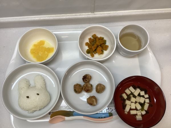 《離乳食後期》昼食は、ハンバーグです。