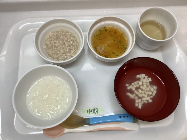 《離乳食中期》昼食は、鶏ひき肉と玉ねぎ煮です。