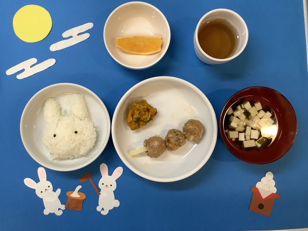 ★お月見会献立★《常食》《離乳食完了期》昼食は、ハンバーグのお団子です。