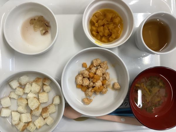 《離乳食後期》鶏団子の煮物です。