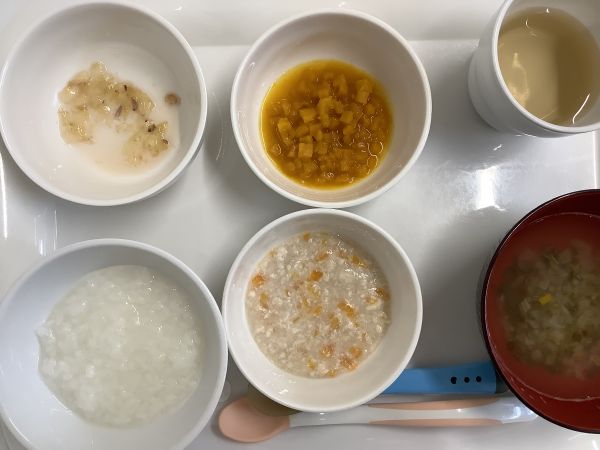 《離乳食中期》鶏ひき肉と人参煮です。