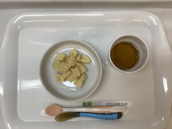 《離乳食後期》おやつは、みそ蒸しパンです。