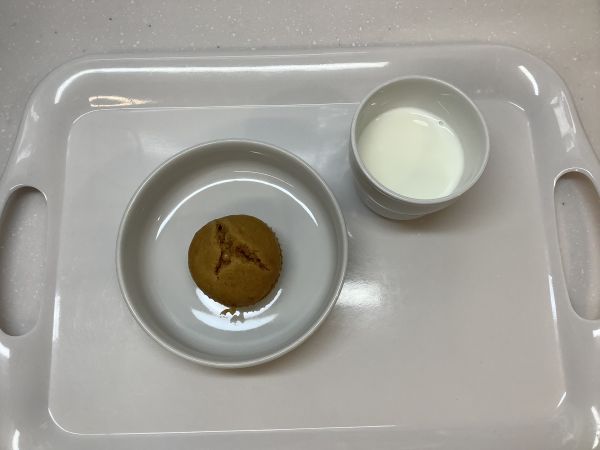 《常食》おやつは、黒糖と味噌蒸しパンです。
