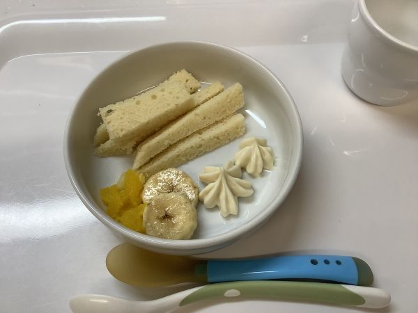 《離乳食完了期》おやつは、お誕生日ケーキです。