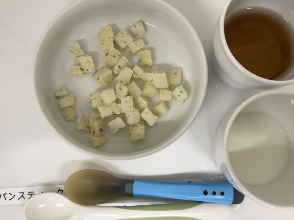 《離乳食完了期》おやつは、じゃがいもの磯辺焼きです。