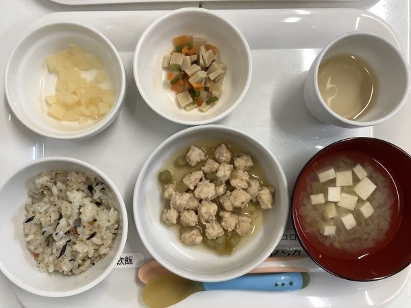 《離乳食後期》鶏ひき肉となすの煮物です。