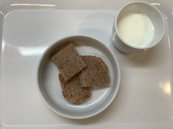 《常食》おやつは、小豆食パンです。