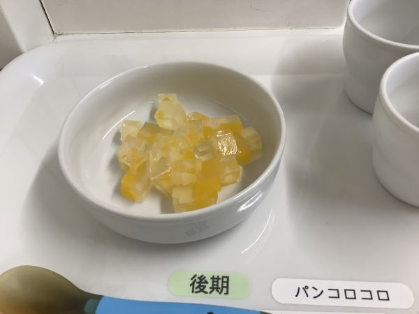 《離乳食後期》おやつは、桃のゼリーです。