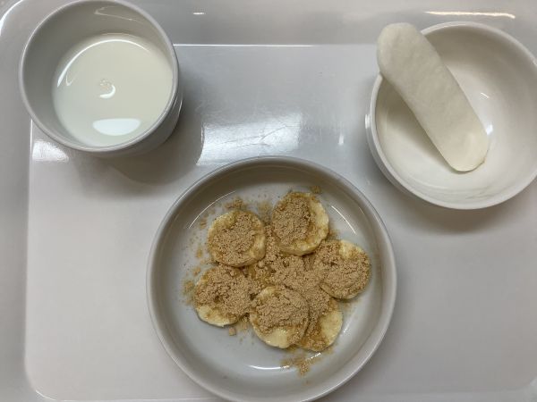 《常食》おやつは、きなこバナナとハイハインです。