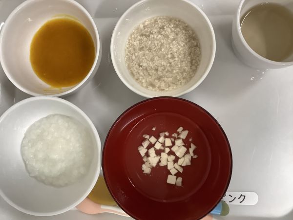 《離乳食中期》鶏ひき肉と玉ねぎ煮です。