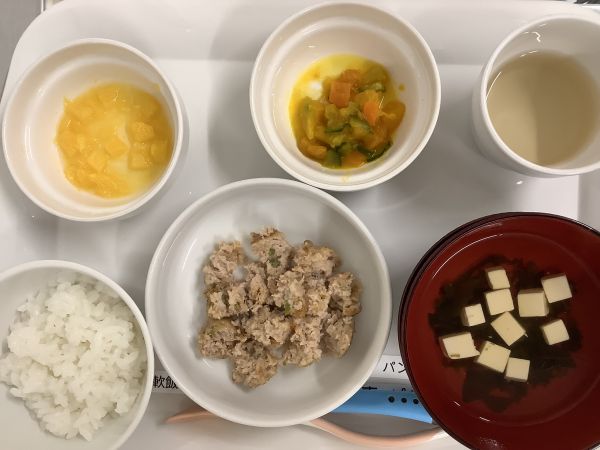 《離乳食後期》味付けハンバーグです。