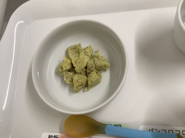 《離乳食後期》おやつは、スイートポテトです。